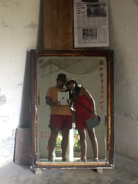 En Penang, visitando un campamento militar