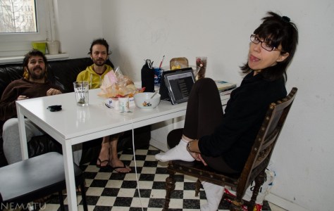 Surfeando el sofá de Gustavo.