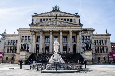Plaza Gendermenmarkt. Estatua de Friedrich Schiller y Konzerthaus.