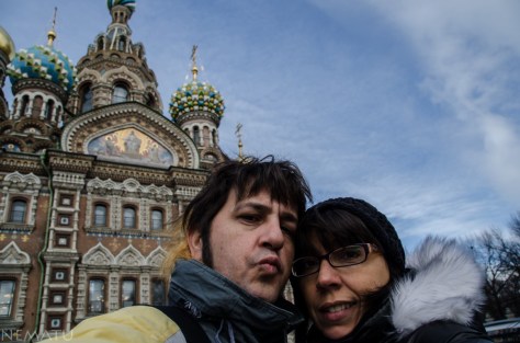 Nosotros frente a la  Catedral de el Salvador sobre la Sangre Derramada.